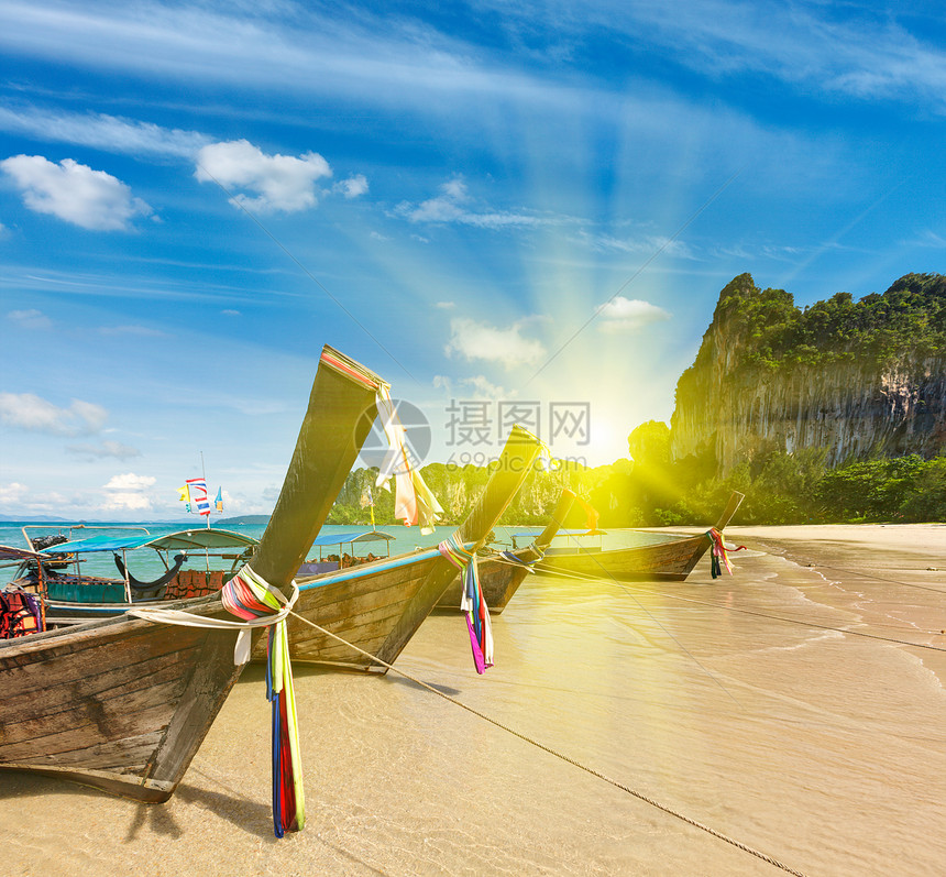 泰国海滩上长尾小船蓝色岩石热带日落旅游一条线石头太阳旅行天空图片