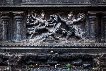 布里哈迪斯瓦拉Bas救济寺庙 Tanjore世界遗产雕塑石头上帝女神恶魔黑色背景