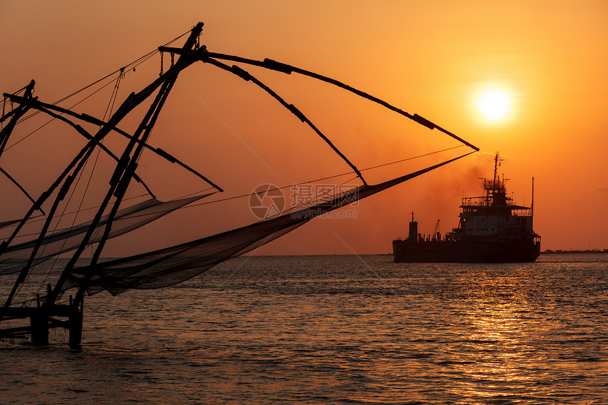 日落时中国鱼网 印度喀拉拉邦科奇钓鱼绳索渔网渔夫地平线血管太阳支撑高知日落图片