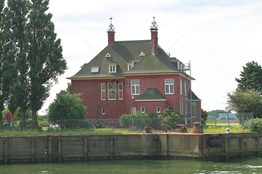 运河上的郊区砖房 荷兰图片