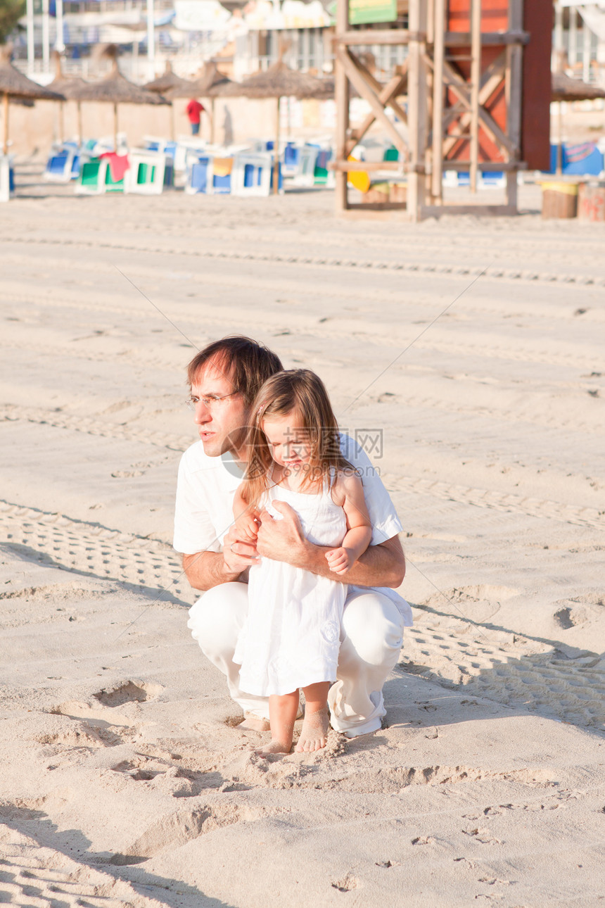 幸福的家父和女儿在海滩上玩得开心乐趣假期童年男人爸爸快乐女孩旅行父母成人图片