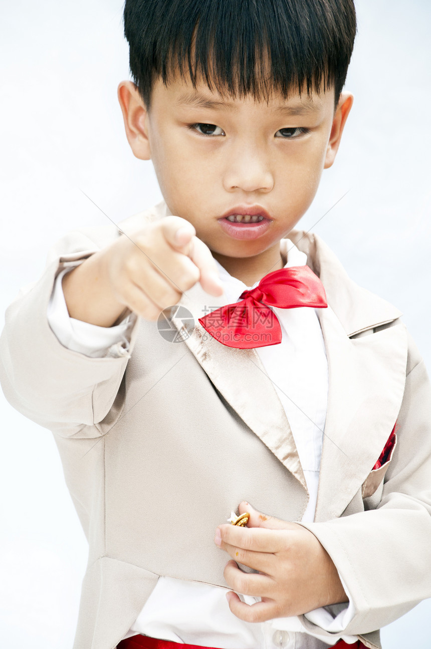 小男孩有棕色晚礼服和红领领结孩子白色快乐童年冒充男生燕尾服青年套装剧院图片