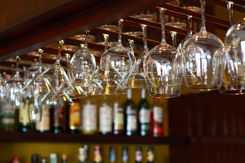 空墨镜酒精酒店反射咖啡店前台酒吧玻璃架子酒杯棕色图片