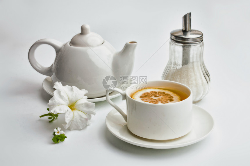 茶杯和茶壶饮料早餐盘子服务桌子传统时间绿色飞碟陶瓷图片