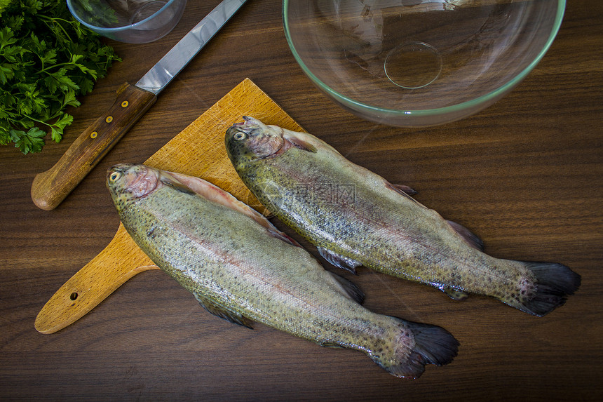 两只生鳟鱼食物海鲜绿色美食厨房海洋营养淡水健康皮肤图片