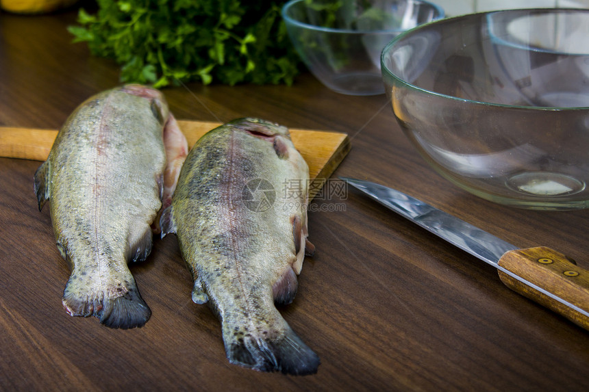 两只生鳟鱼厨房健康皮肤营养绿色海洋木板美食午餐盘子图片