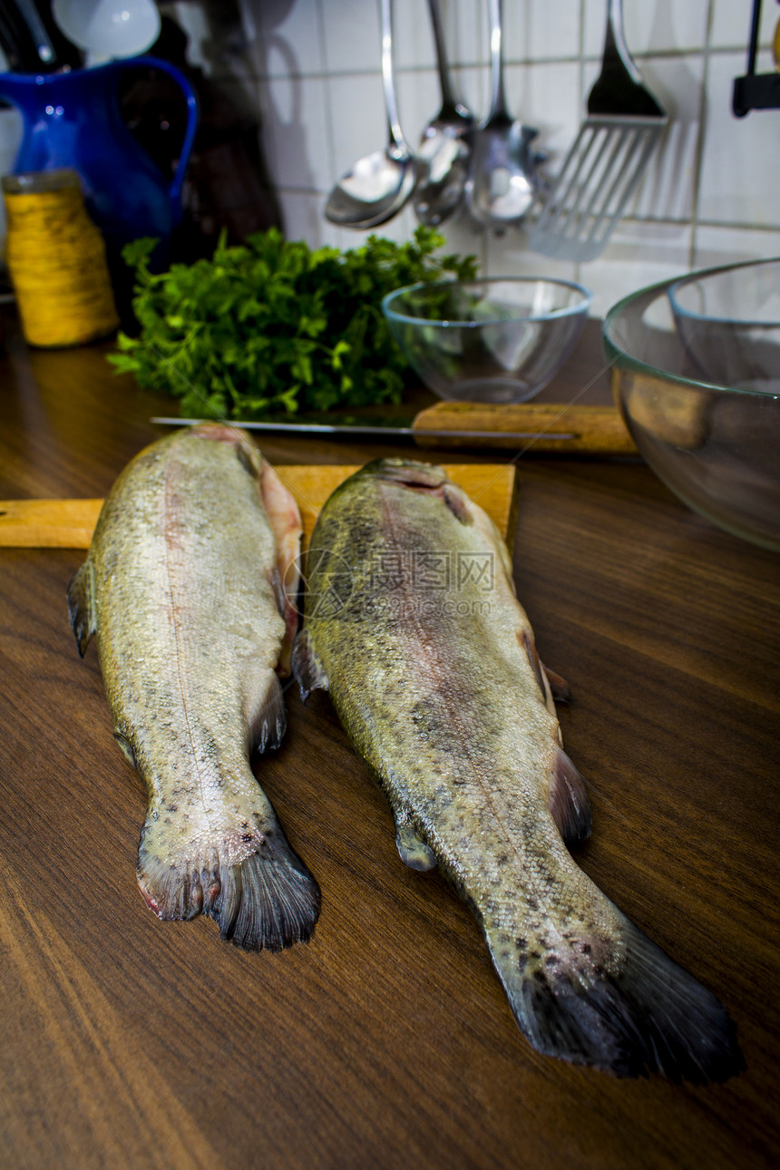 两只生鳟鱼健康海鲜午餐厨房食物皮肤盘子香菜钓鱼尾巴图片