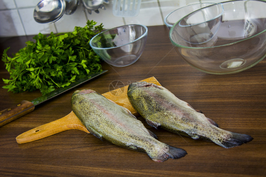 两只生鳟鱼海洋钓鱼营养绿色午餐饮食尾巴食物美食香菜图片