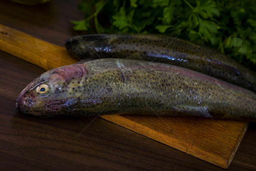 两只生鳟鱼淡水营养午餐健康美食厨房尾巴盘子钓鱼皮肤图片