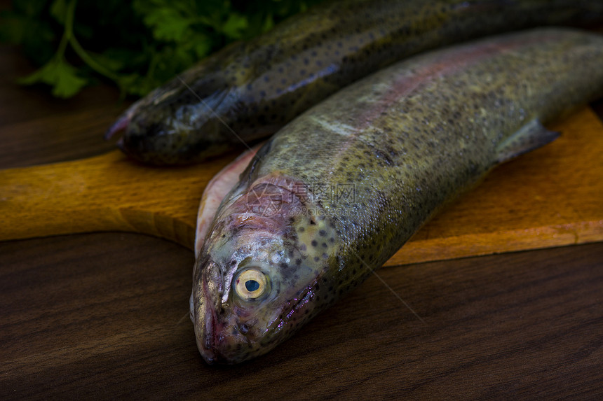 两只生鳟鱼美食厨房健康饮食营养午餐海鲜绿色食物海洋图片