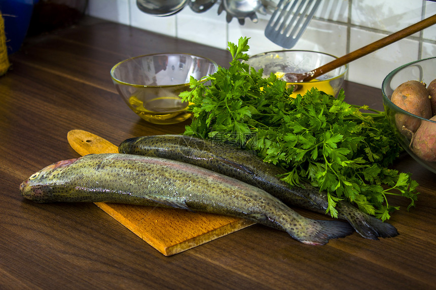两只生鳟鱼海洋皮肤饮食美食健康绿色食物尾巴木板钓鱼图片