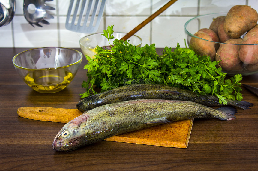 两只生鳟鱼营养木板海洋食物海鲜盘子健康绿色尾巴香菜图片