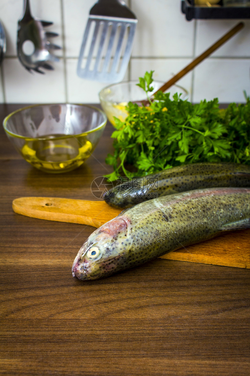 两只生鳟鱼厨房香菜食物盘子营养木板钓鱼午餐美食绿色图片