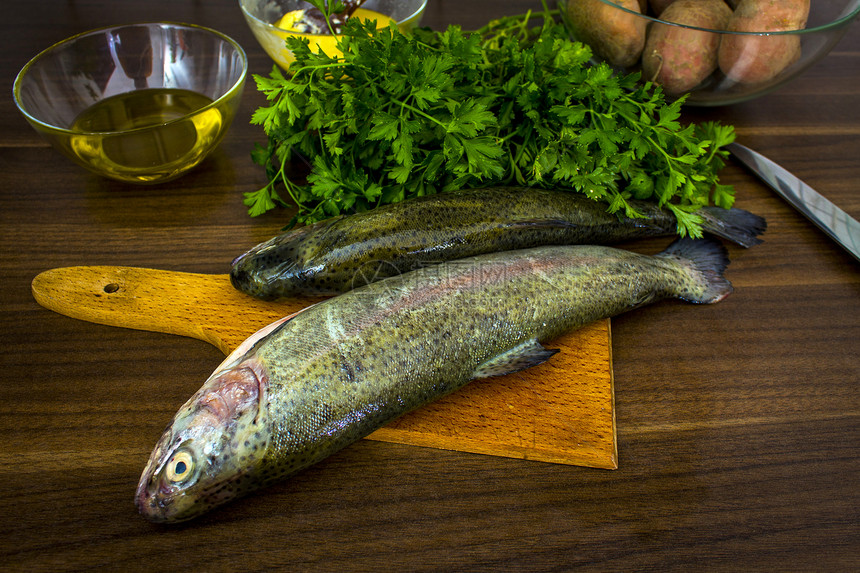 两只生鳟鱼饮食健康营养盘子香菜尾巴淡水绿色美食午餐图片