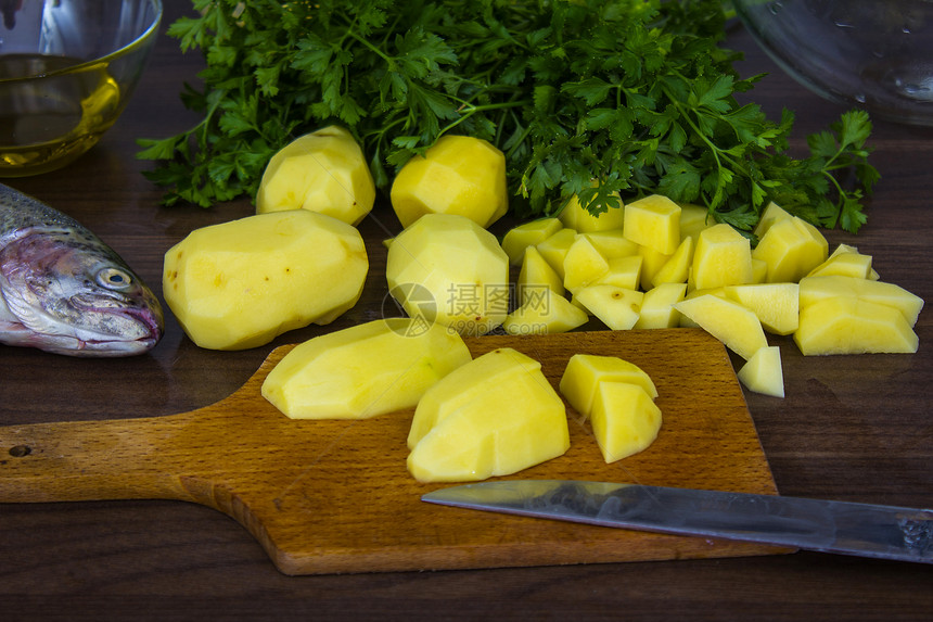土豆片土豆海洋木板厨房饮食香菜皮肤健康午餐美食图片
