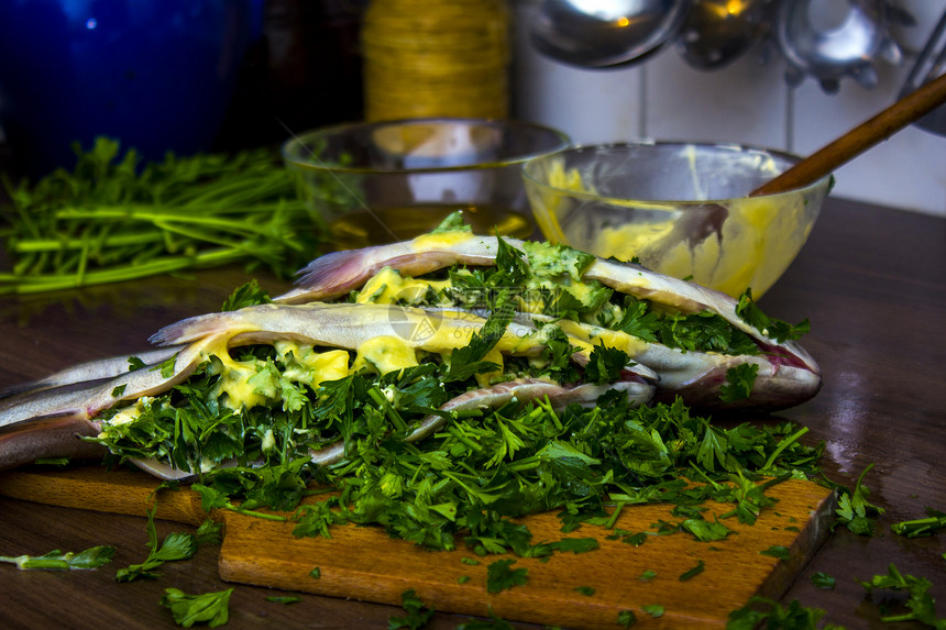 两只生鳟鱼美食盘子厨房食物钓鱼海鲜营养尾巴绿色香菜图片