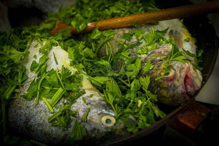 两只生鳟鱼海鲜营养健康木板厨房皮肤淡水午餐饮食美食图片