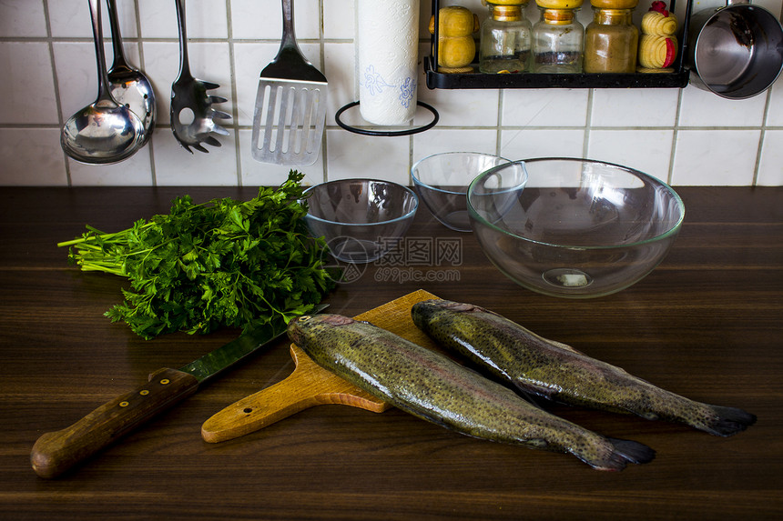 两只生鳟鱼木板淡水食物海洋皮肤健康美食香菜营养绿色图片
