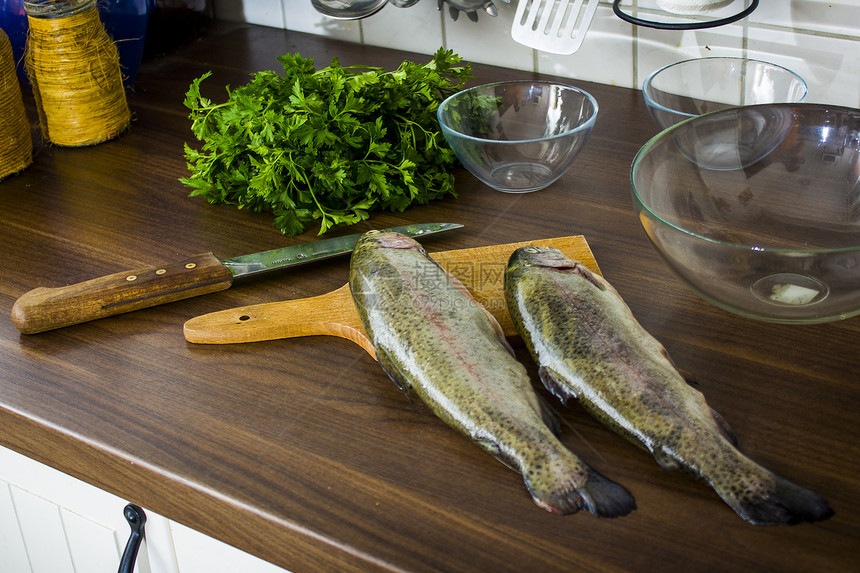两只生鳟鱼绿色尾巴海洋健康皮肤营养厨房海鲜午餐美食图片