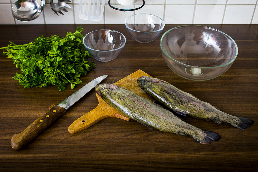 两只生鳟鱼美食绿色海洋钓鱼海鲜午餐饮食厨房健康食物图片