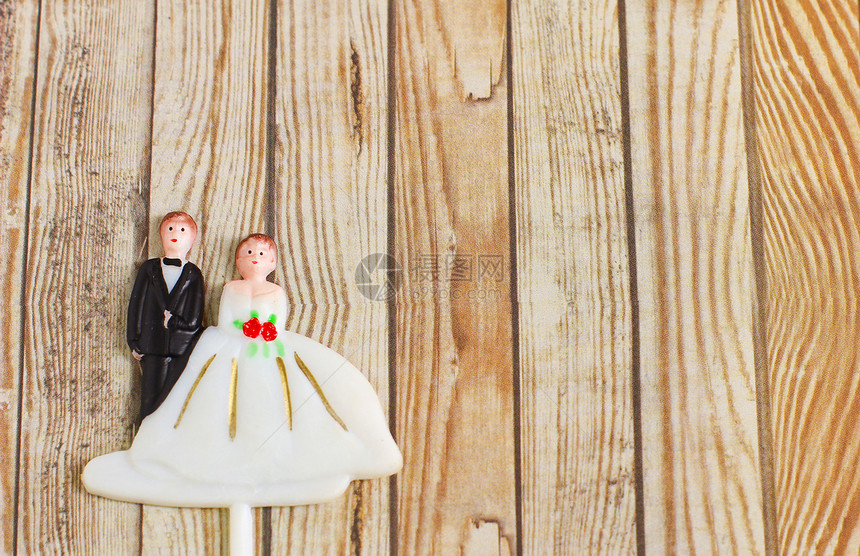 新婚新娘和新郎用木头背景配对的洋娃娃结婚情人娃娃玩具创造力情感婚礼塑料庆典夫妻图片