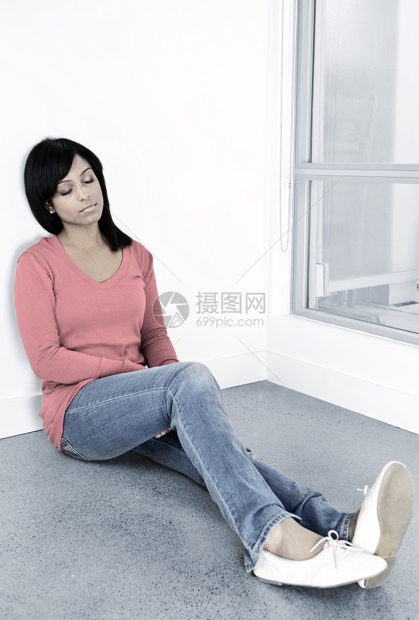 坐在地上的累了女人角落女性倾斜休息女孩闲暇睡眠眼睛黑色孤独图片