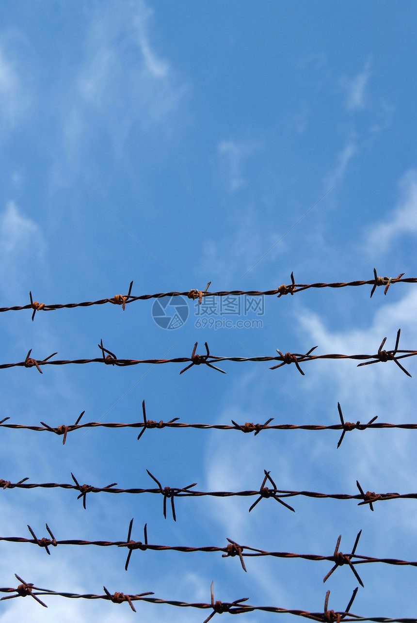 铁丝栅栏和蓝天空金属天空自由农场场地路障安全警卫剃刀蓝色图片