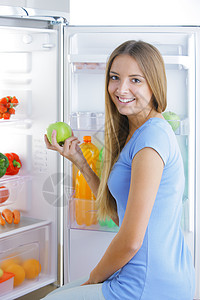 健康食品女士水果蓝衬衫厨房蔬菜生活冰箱金发女郎表达饮食背景图片