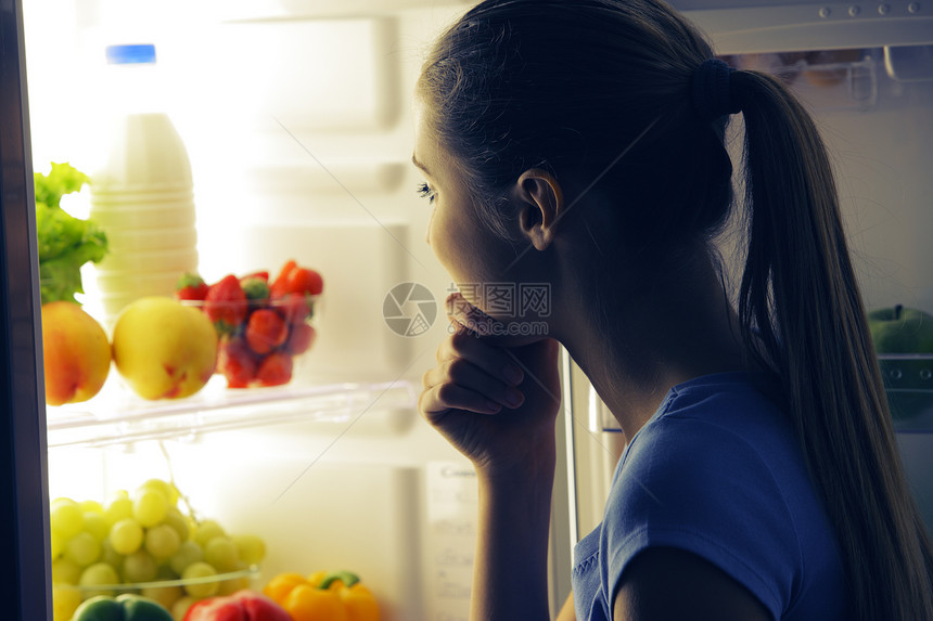 选择食物的年轻妇女素食厨房女孩冰箱蔬菜思考牛奶饮食微笑香肠图片