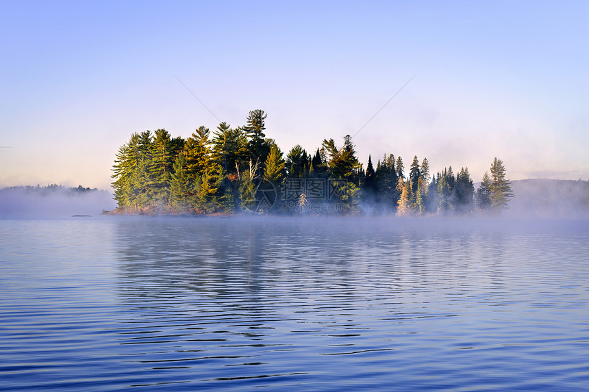 湖中有晨雾的岛屿图片