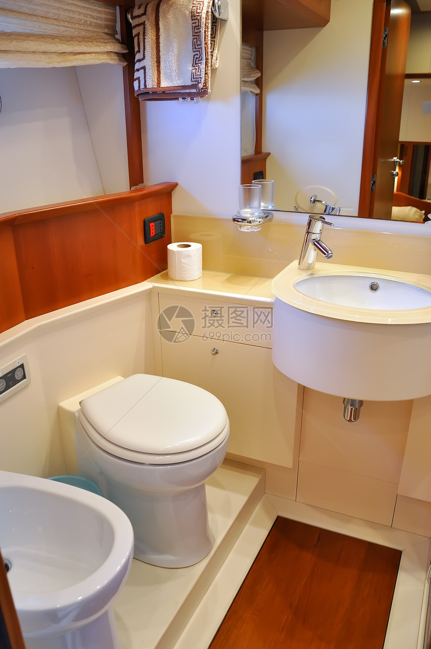室内厕所龙头白色窗户建筑学浴室房间游艇镜子房子卫生图片