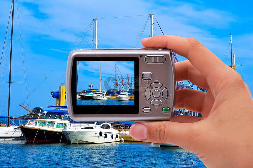 照相机和游艇电气拍照血管屏幕手指奢华帆船港口蓝色航行图片