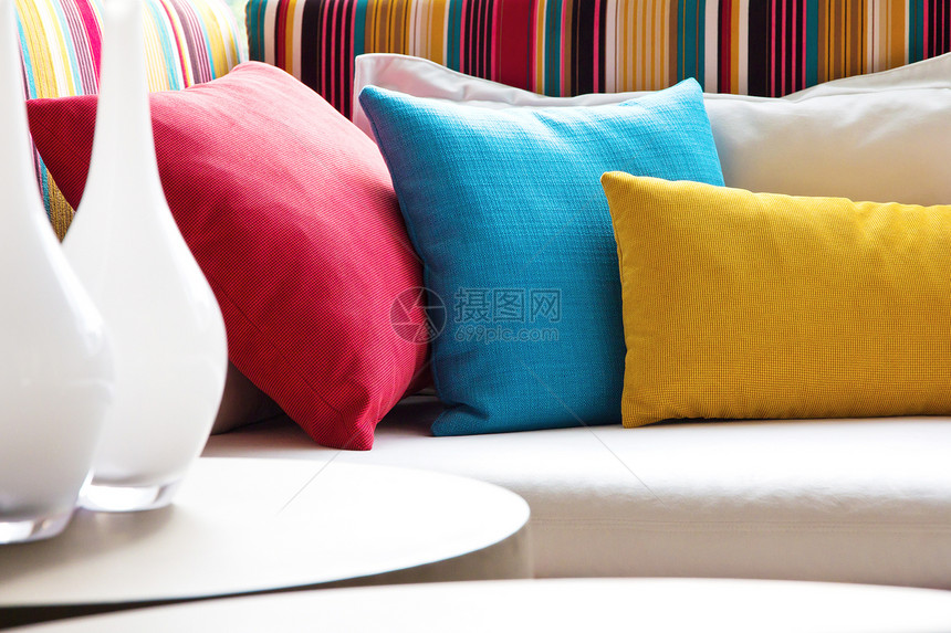五颜六色的枕头椅子织物脚凳风格皮革店铺黄色沙发房子装饰图片