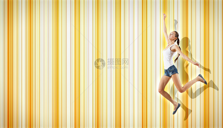 年轻女子跳舞跳跃杂技有氧运动姿势行动女士霹雳舞俱乐部霹雳舞者健身房活力图片