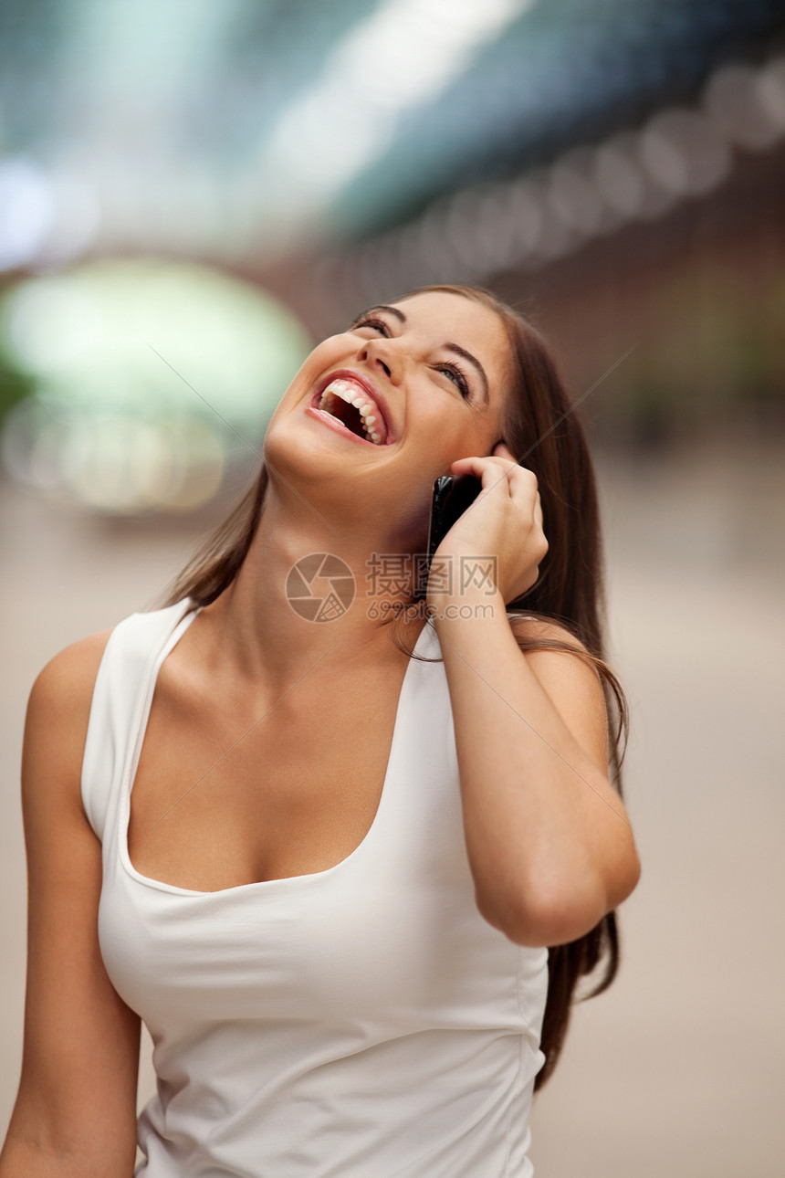 在手机上聊天的开心女人技术快乐女性微笑女士讲话女孩幸福电话呼唤图片