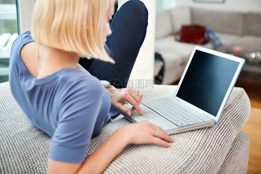 带笔记本电脑的金发女人喜悦长椅女孩乐趣女性居住技术闲暇成人键盘图片