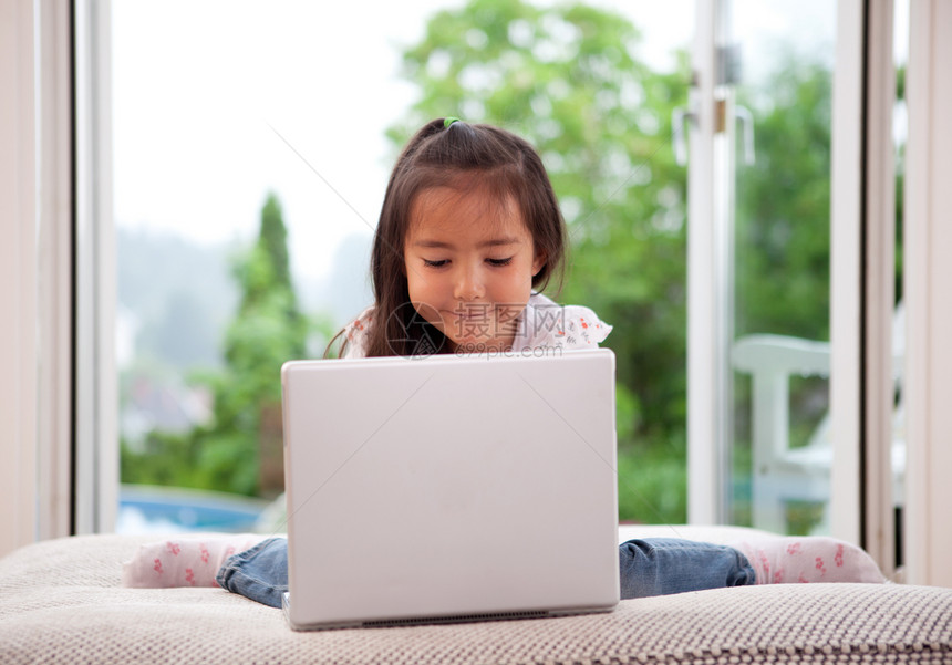 使用笔记本电脑的可爱儿童女儿孩子们教育长椅学习女孩快乐家庭女性互联网图片