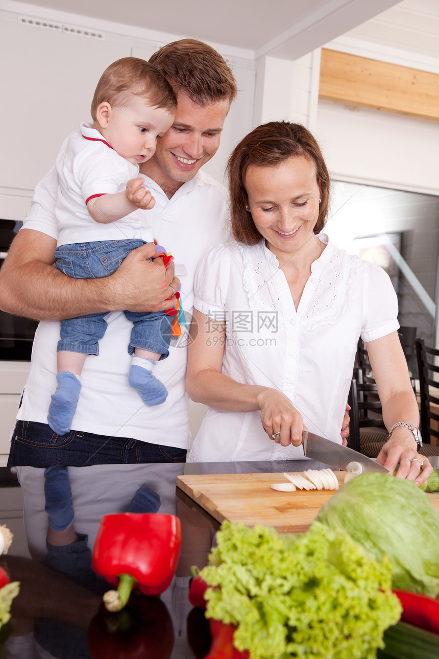 厨房的幸福家庭夫妻男生父亲儿子爸爸成人女士妻子男性蔬菜图片