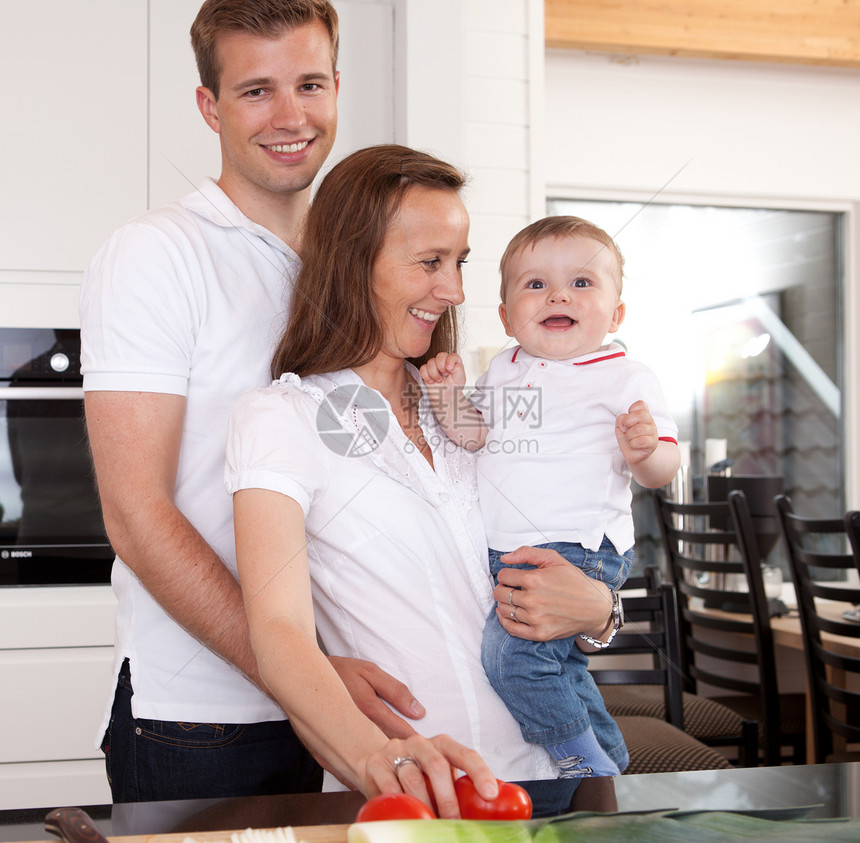 厨房的家庭肖像图片