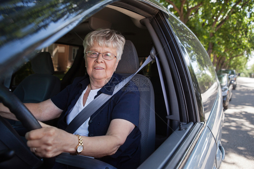 驾驶汽车的老年妇女图片