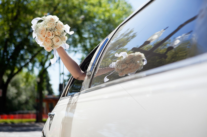 手握花束的新娘挥舞着手图片
