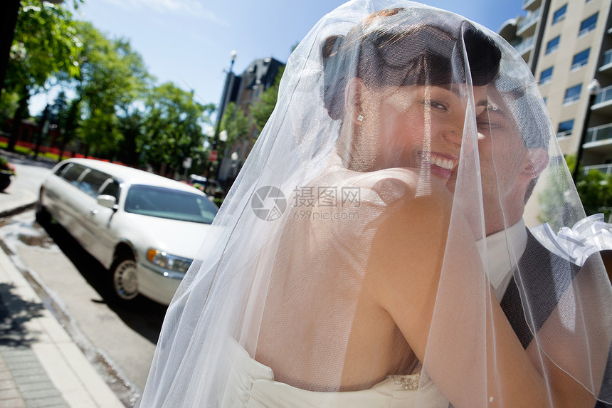 男人亲吻妻子男性运输婚姻仪式女士丈夫拥抱夫妻成人裙子图片