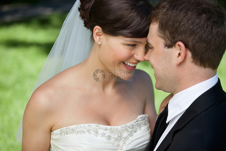 新婚夫妇男性面纱感情浪漫男人微笑庆典新娘女性幸福图片