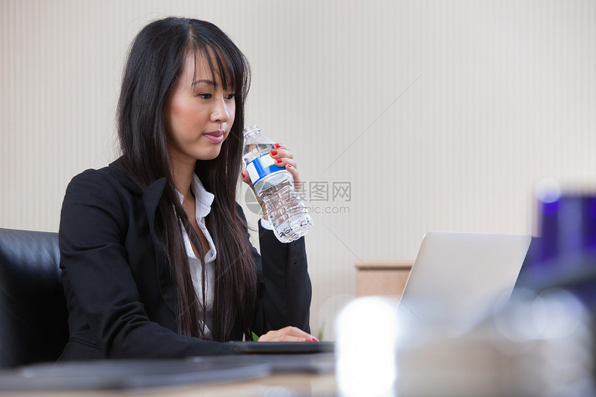 商业妇女在工作中的饮水饮用水图片