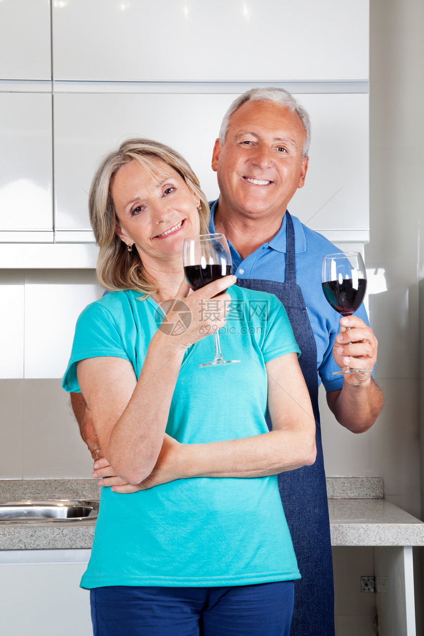 配有酒杯的夫妇妻子酒精女性厨房成人老年闲暇女士退休饮料图片
