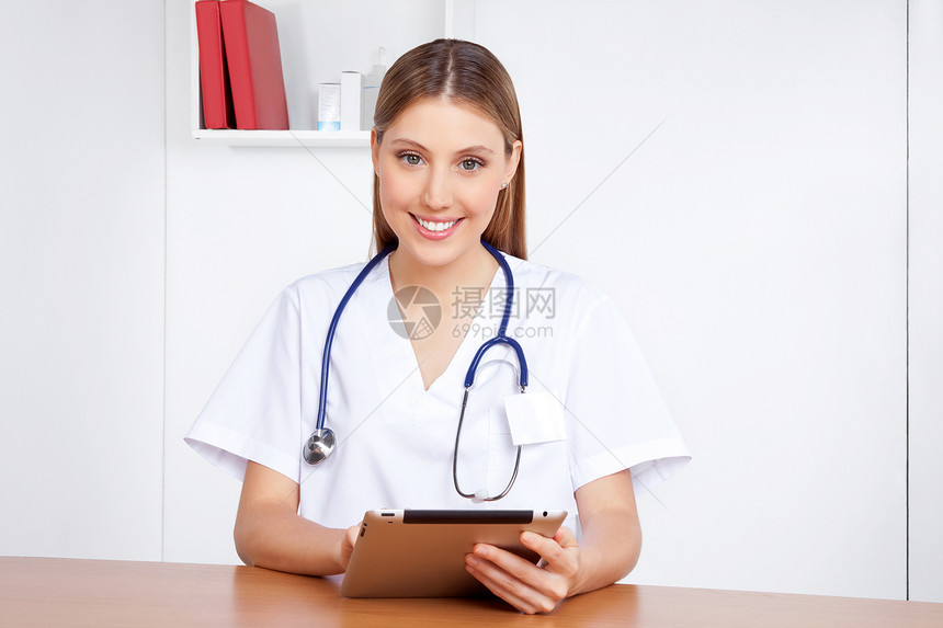 医疗专业人员使用数字平板电脑记录工作诊所药片女士触摸屏护士诊断桌子治疗图片