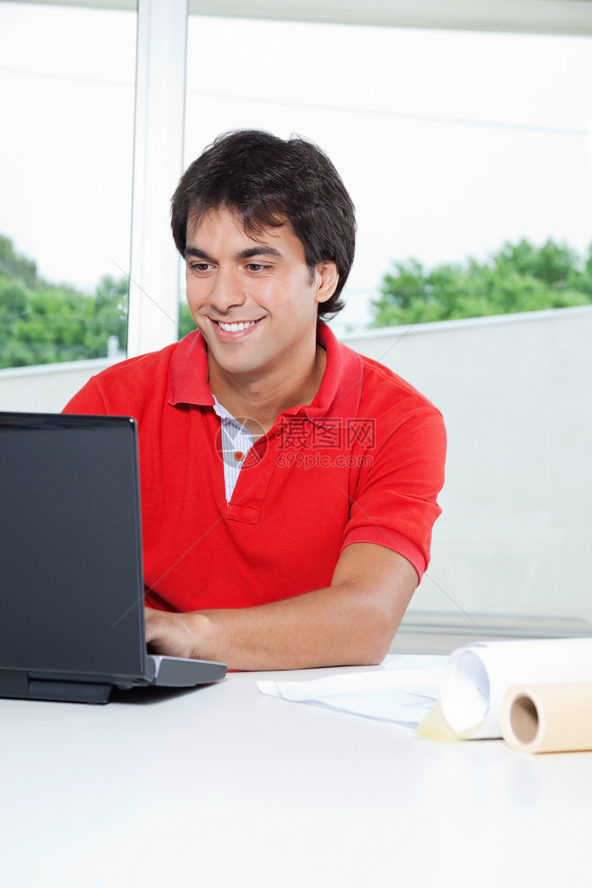 使用笔记本电脑的人互联网项目商业微笑男人工程商务设计师工作技术图片