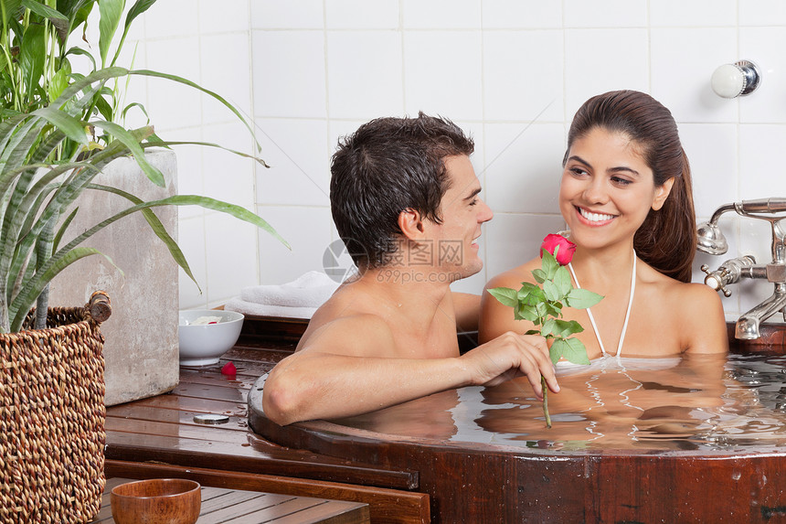 浴缸中的年轻夫妇图片