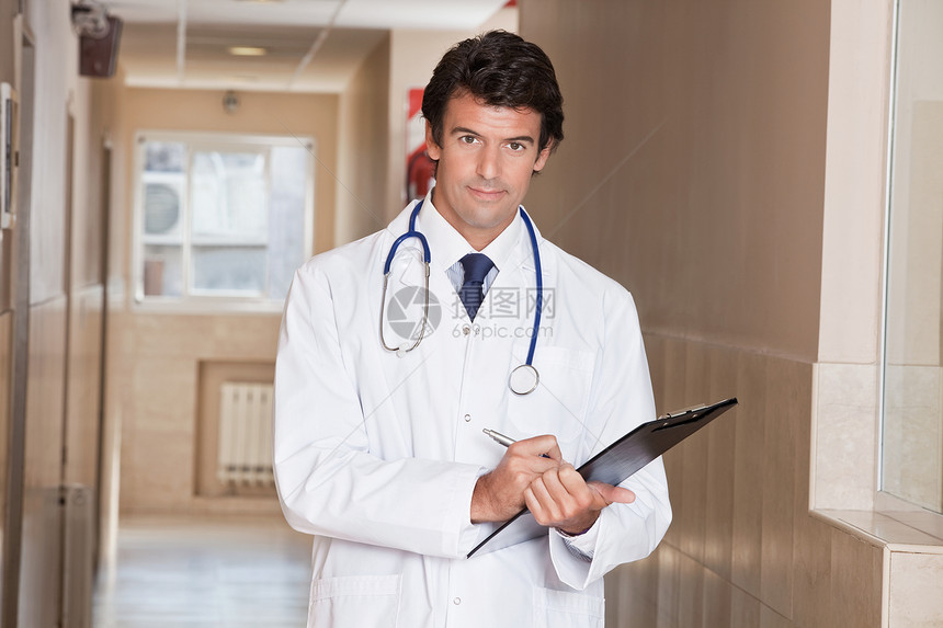 与文件夹站在一起的男医生职业保健工作记录专家处方外科医师诊所男人图片