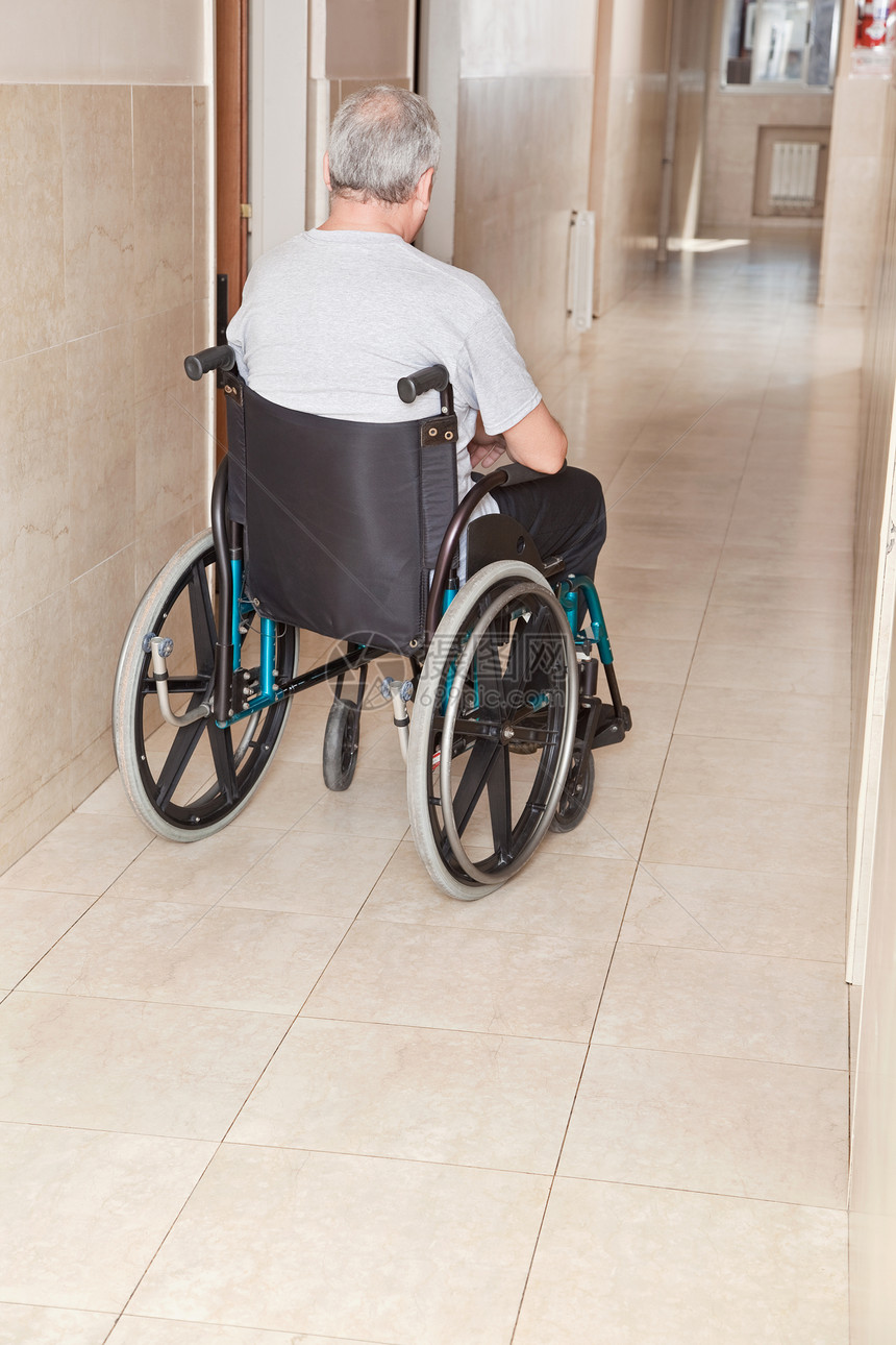 轮椅上的退休人员老年祖父男人车轮卫生椅子扶手椅保健医院人士图片